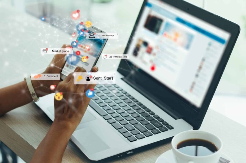 People,Using,Smart,Phone,,social,,Media,,Marketing,Concept